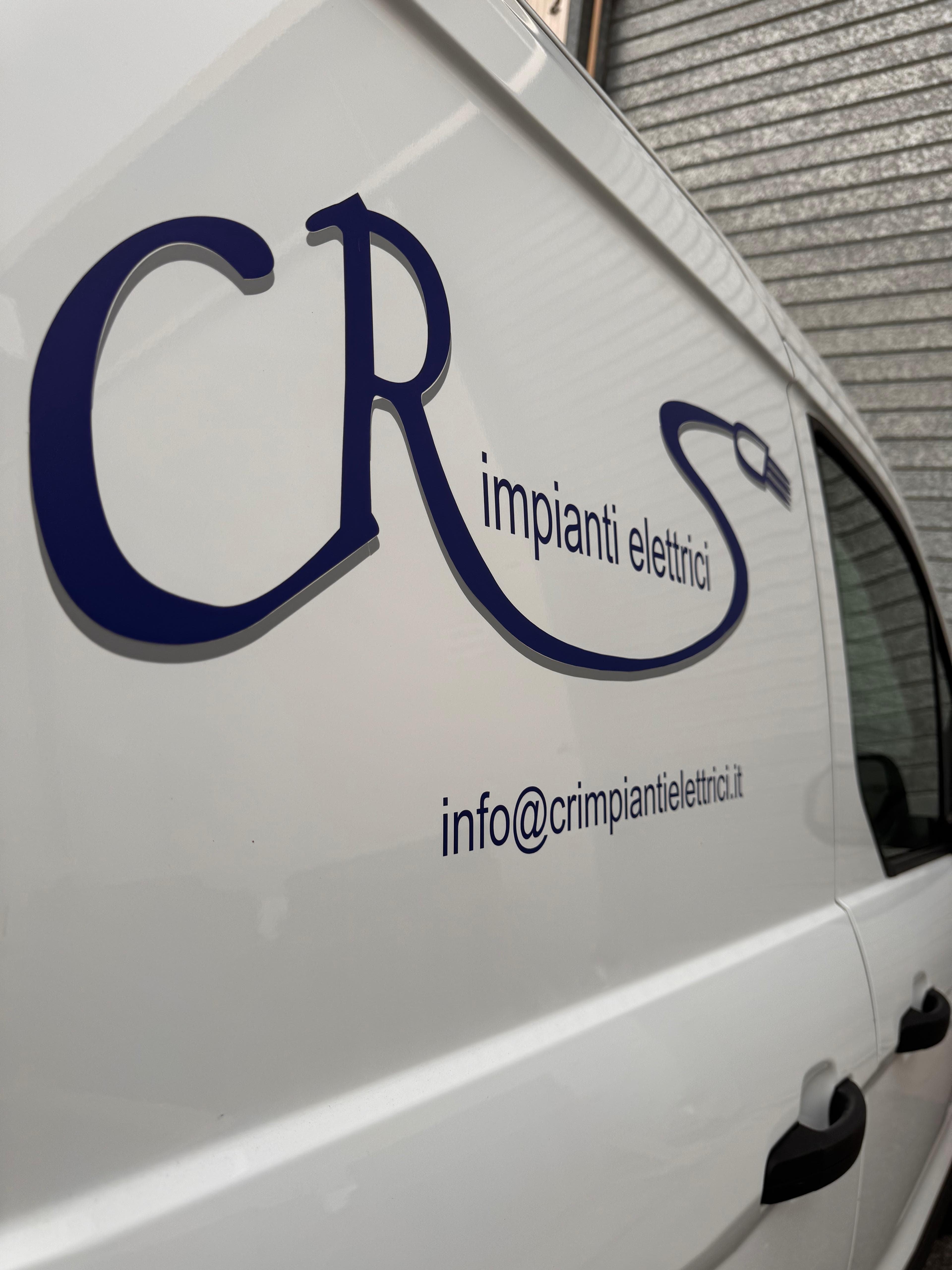 Furgone bianco con logo blu CR impianti elettrici, spina stilizzata e indirizzo email aziendale.